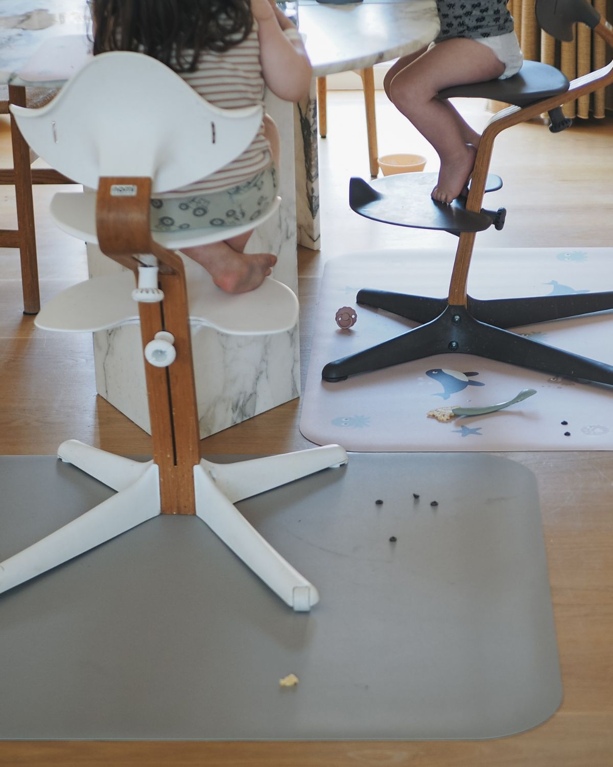 A rectangular high chair floor mat to protect all kind of floors from spills. Put it under the high chair.