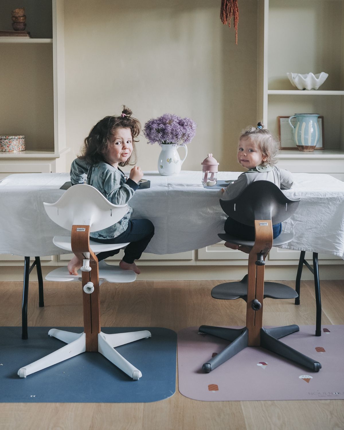 A rectangular floor mat with a ice cream cone pattern in stylish rose colors. A floor mat to protect all kind of floors from spills. Put it under the high chair.
