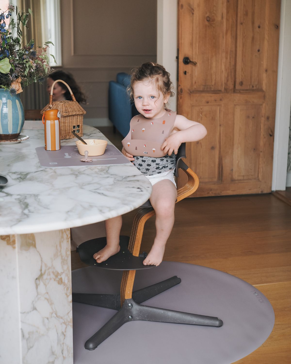 Durable round floor mat in cocoa for high chairs – easy to clean and protects floors