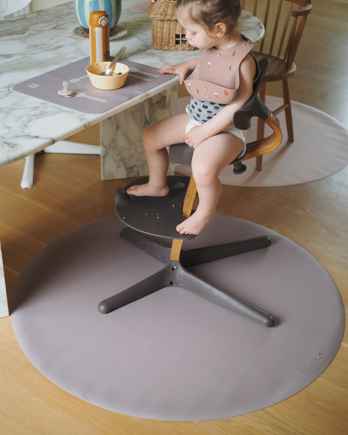 Durable round floor mat in cocoa for high chairs – easy to clean and protects floors