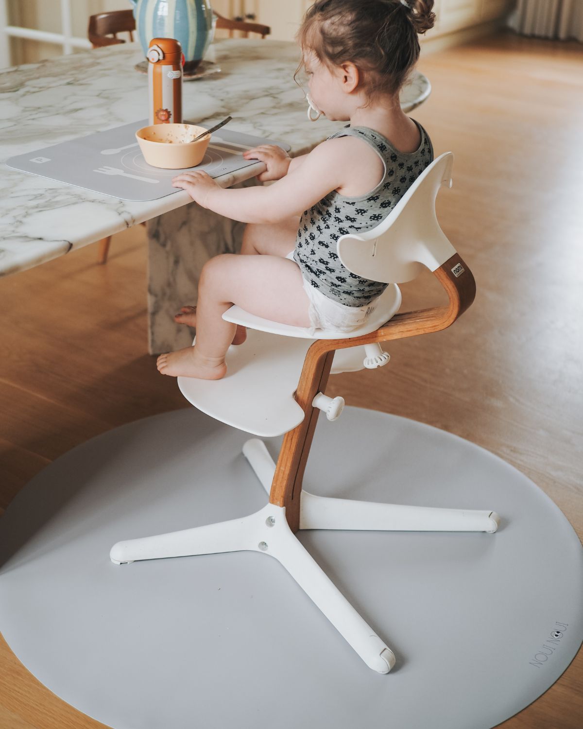 Round floor mat in grey powder for high chair – protects floor from spills and mess during mealtime