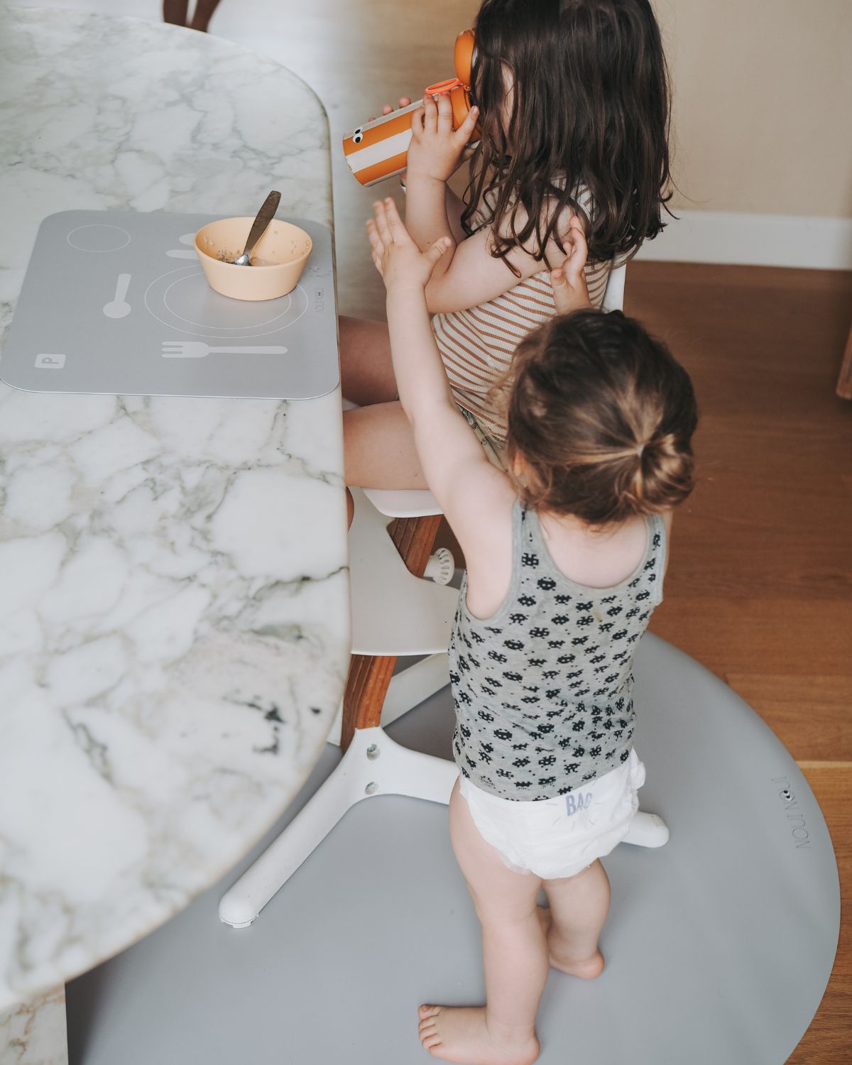 Round floor mat in grey powder for high chair – protects floor from spills and mess during mealtime