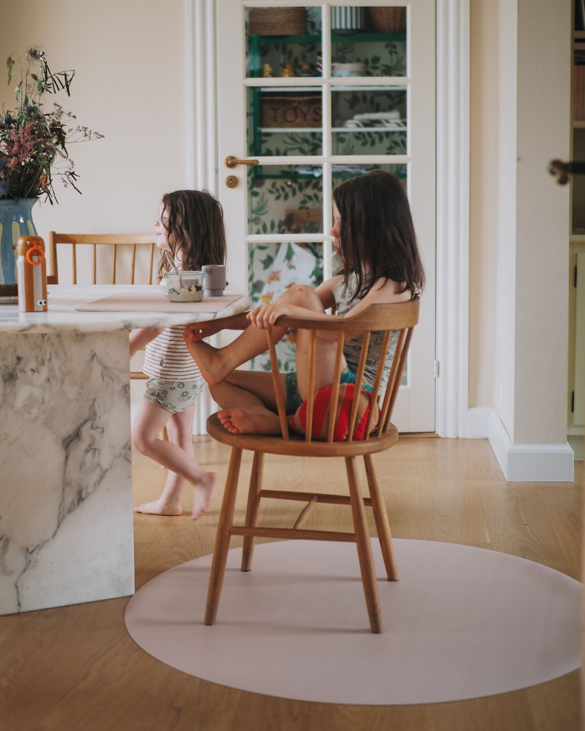 Round floor mat in nude for high chair – protects floor from spills and mess during mealtime