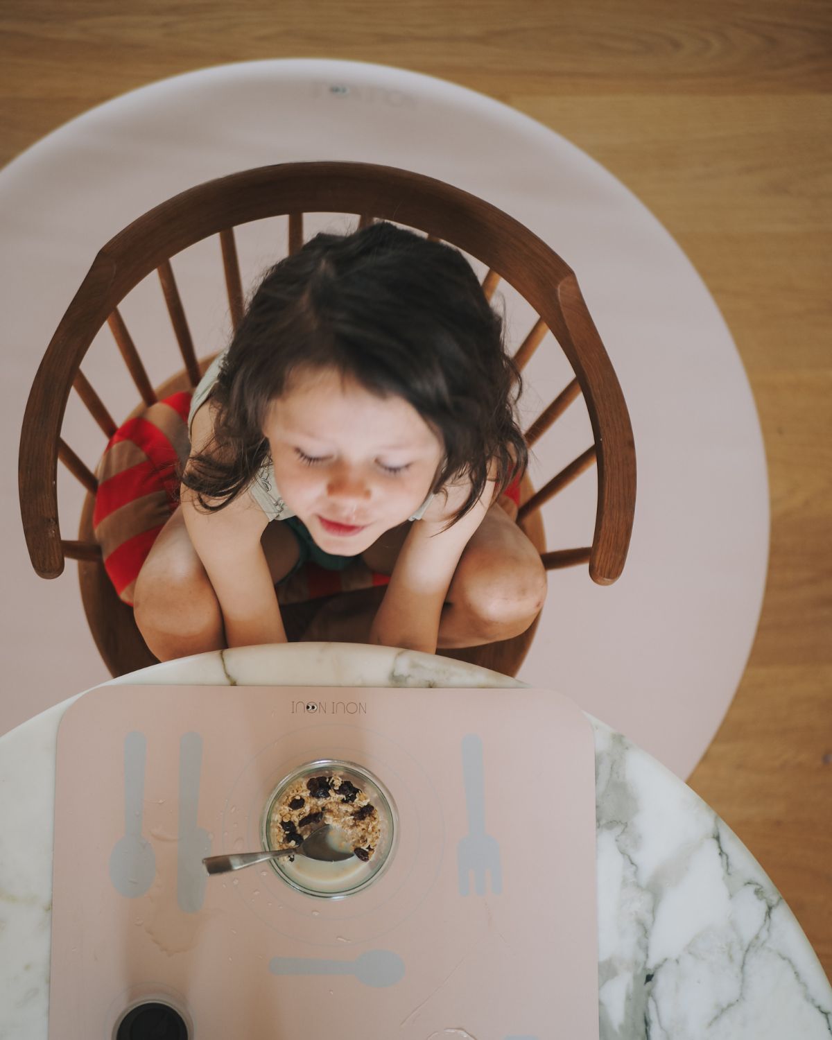 Round floor mat in nude for high chair – protects floor from spills and mess during mealtime. Together with our placemat which helps learning setting the table.