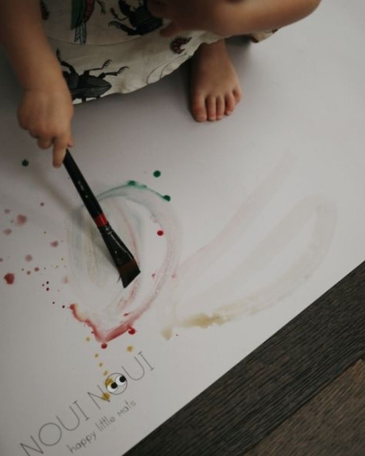 A rectangular grey powder high chair floor mat. Size 120 x 95 cm.