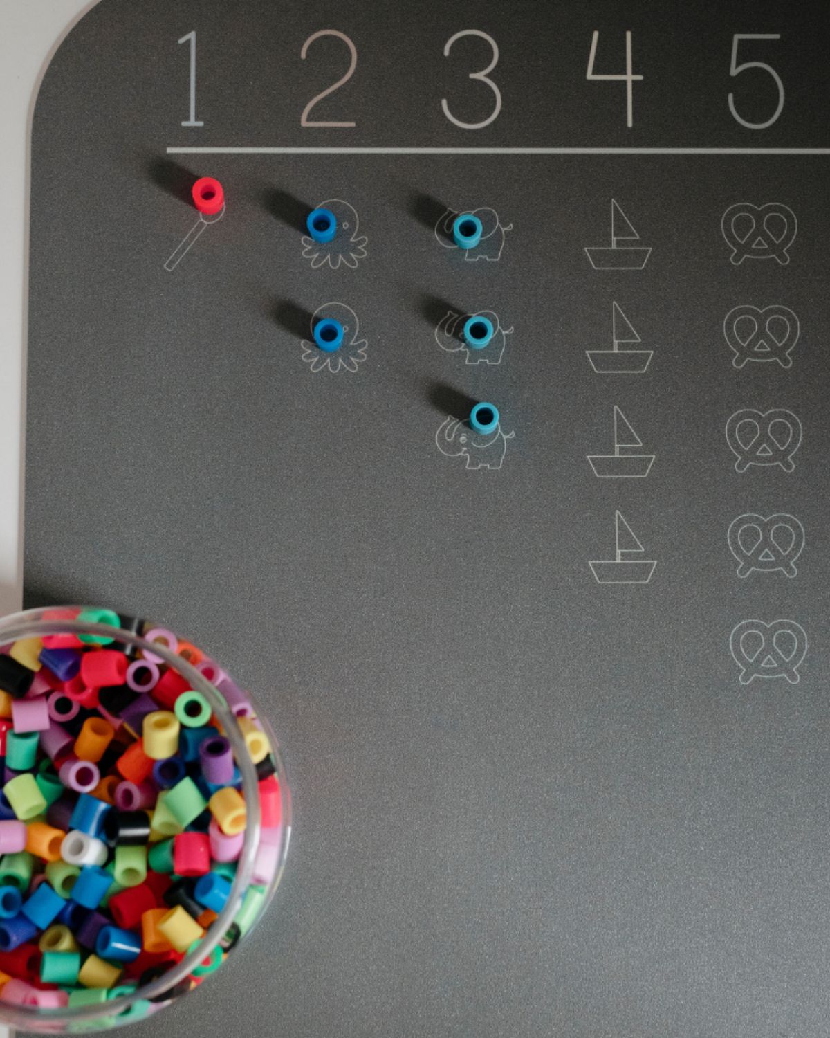 XL placemat with numbers and cute icons for learning to count, size 55 x 45 cm, made of high-quality soft vinyl in gray color.