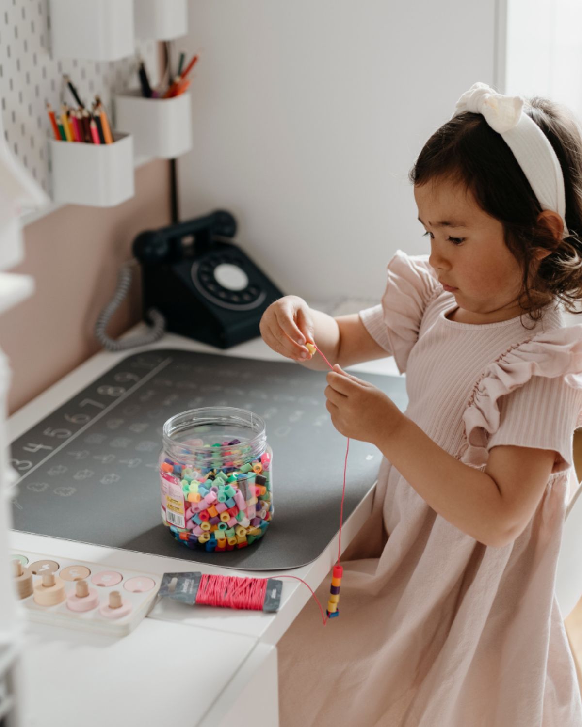 XL placemat with numbers and cute icons for learning to count, size 55 x 45 cm, made of high-quality soft vinyl in gray color.