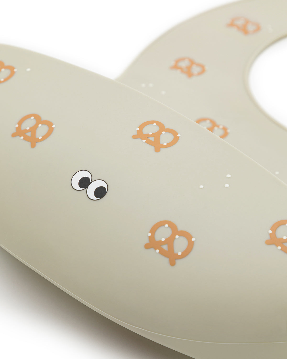 A close up of our soft silicone bib with breze.