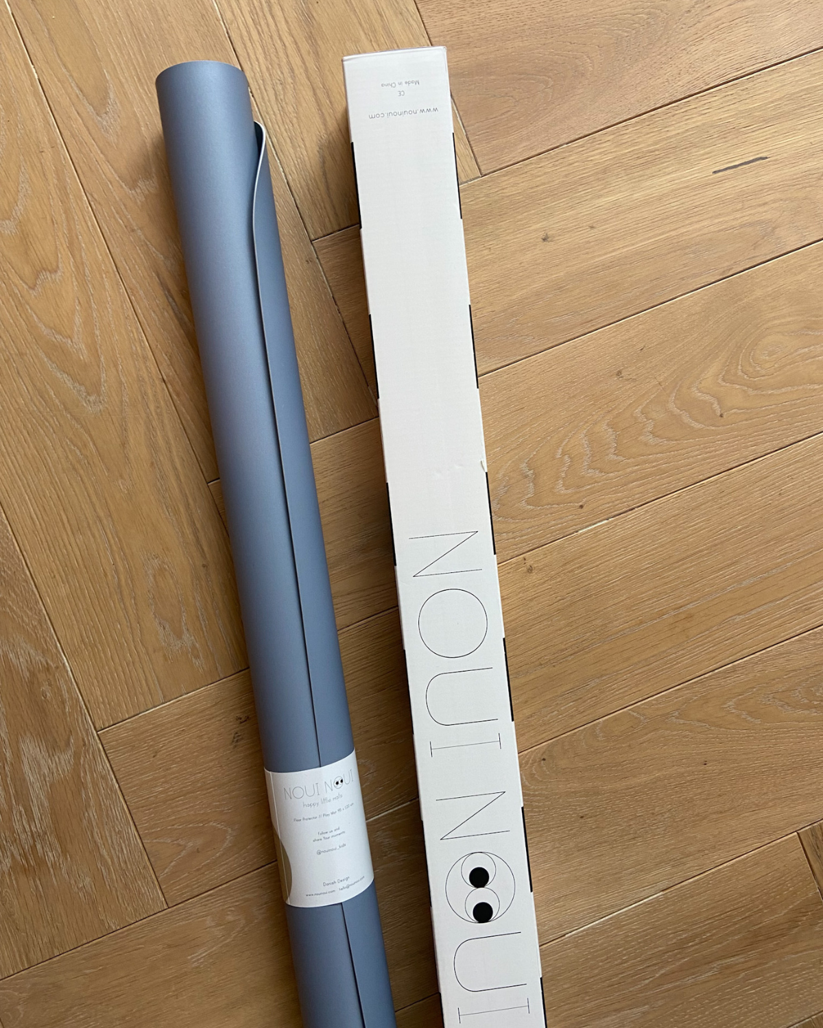 A dusty blue high chair floor mat. A rectangular high chair floor mat to protect all kind of floors from spills. Put it under the high chair.