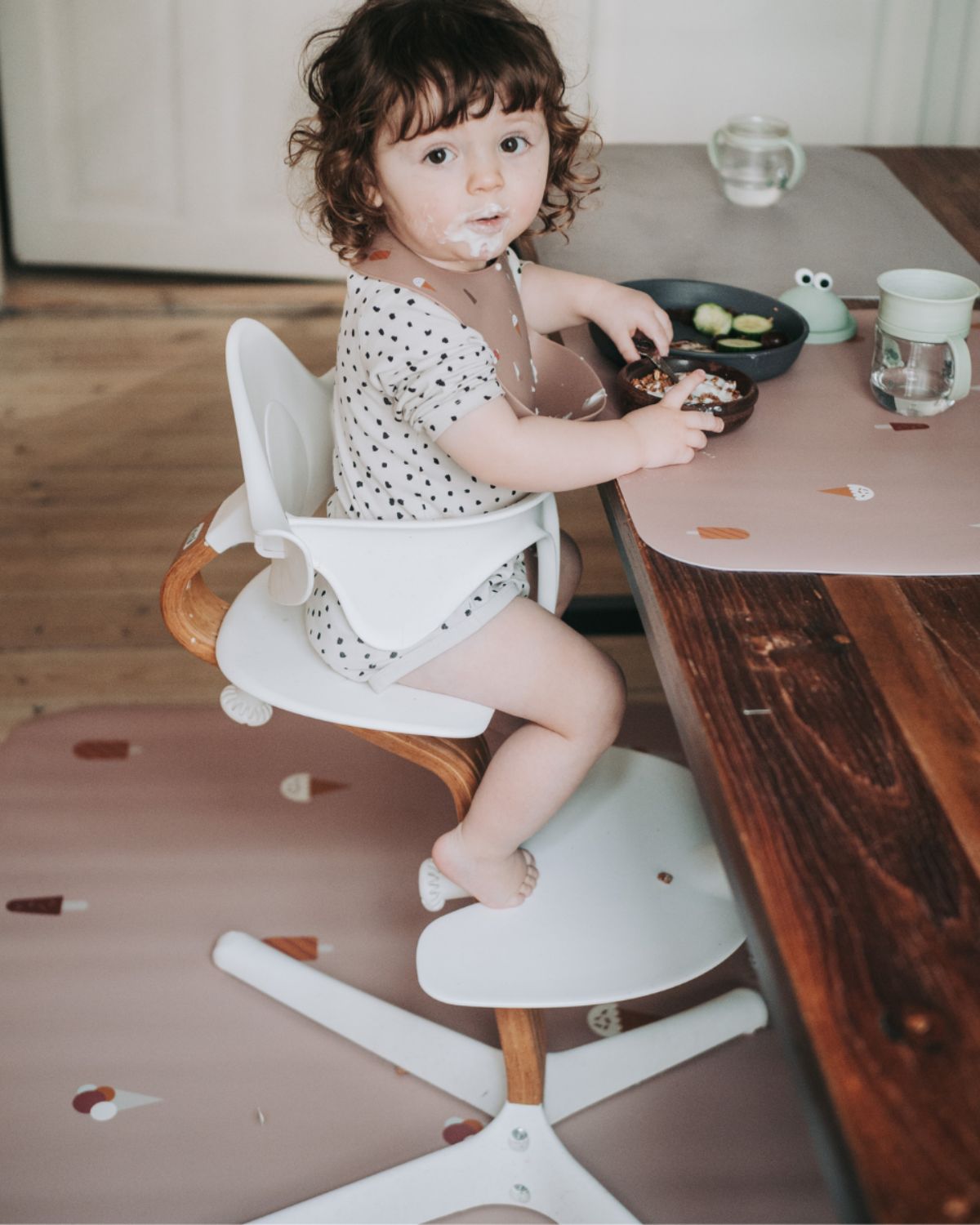 A rectangular floor mat with a ice cream cone pattern in stylish rose colors. A floor mat to protect all kind of floors from spills. Put it under the high chair. Match it with the placemat.