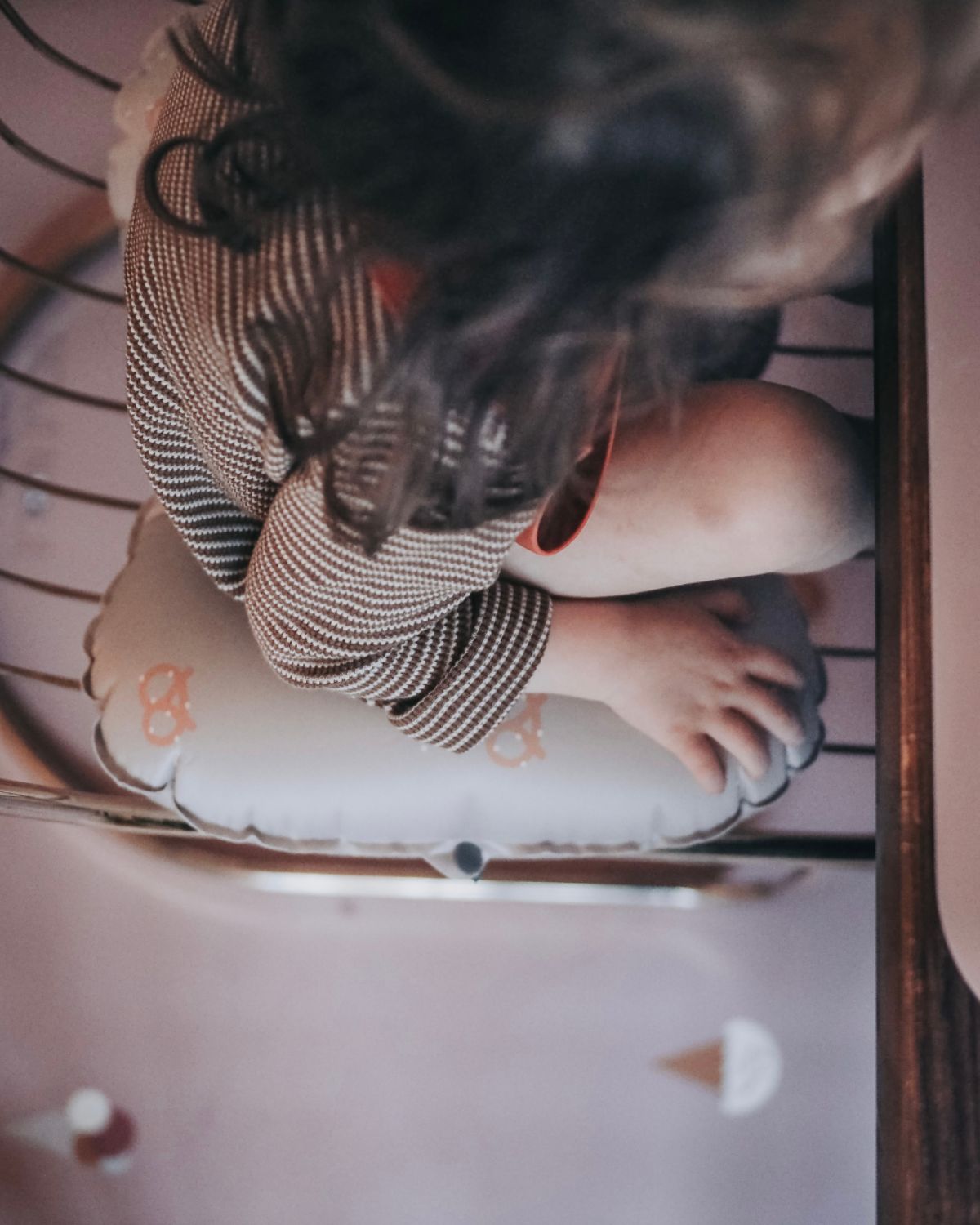 A rectangular floor mat with a ice cream cone pattern in stylish rose colors. A floor mat to protect all kind of floors from spills. Put it under the high chair.