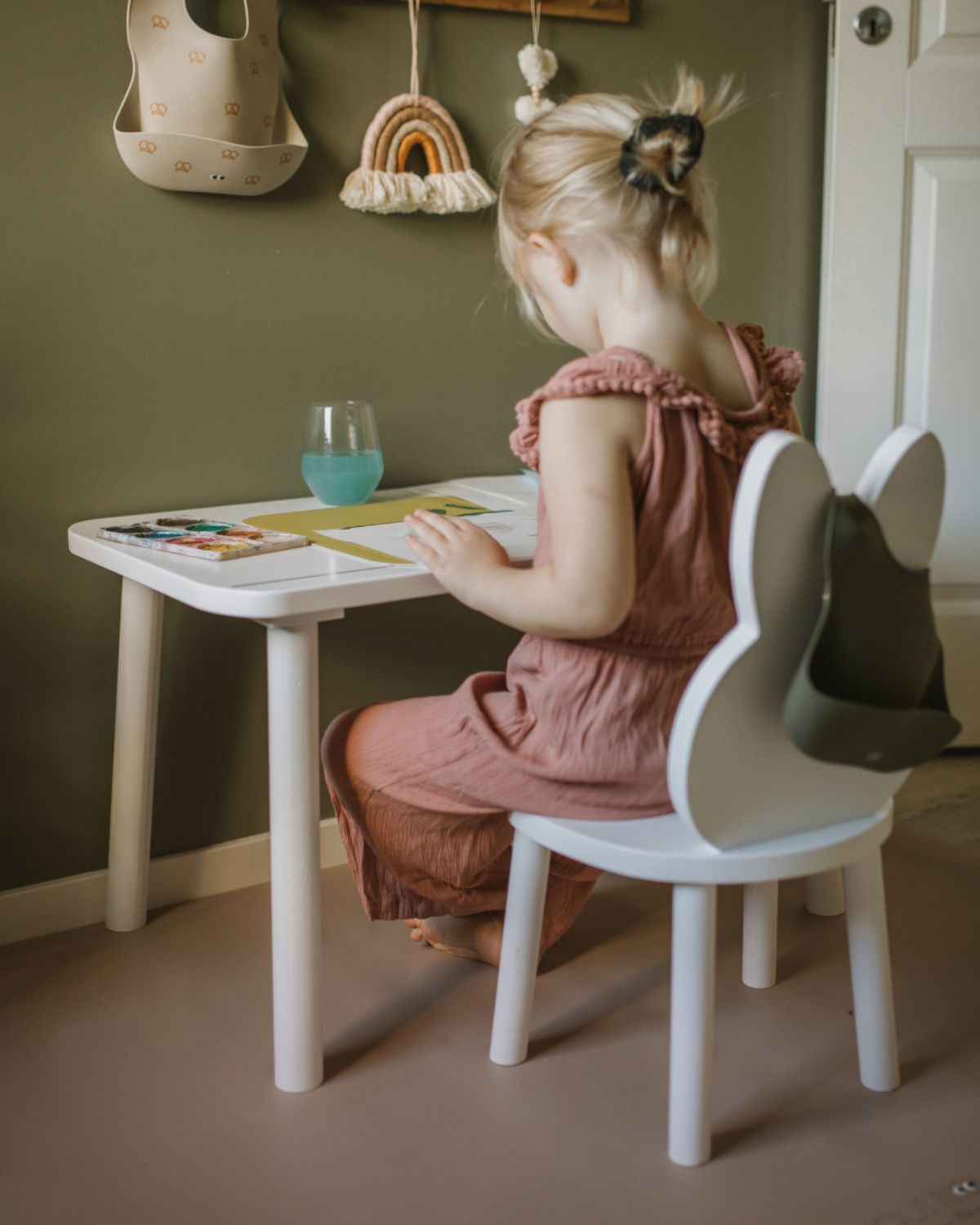 A high chair floor mat made of soft vinyl, in the color old rose A rectangular mat to protect all kind of floors from spills. Put it under the high chair. Easy to clean.
