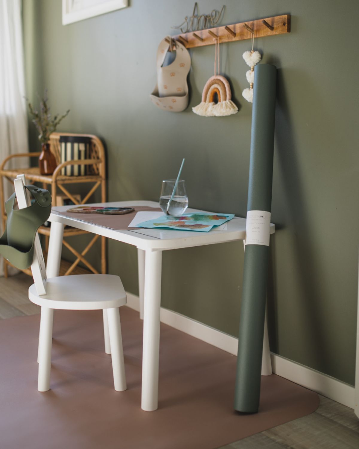 A high chair floor mat made of soft vinyl, in the color old rose A rectangular mat to protect all kind of floors from spills. Put it under the high chair. Easy to clean.