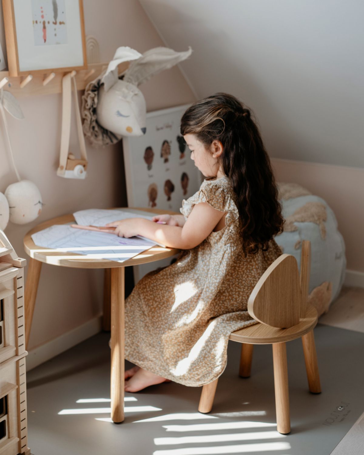 A high chair floor mat made of soft vinyl, in the color olive haze gray. A rectangular mat to protect all kind of floors from spills. Put it under the high chair. Easy to clean.