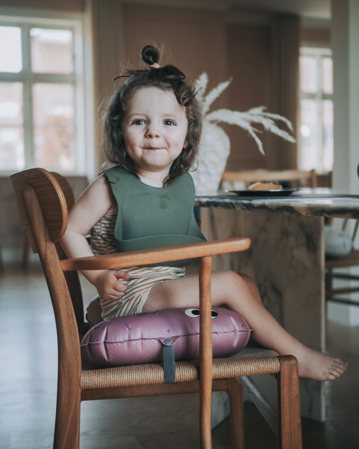 Inflatable child booster seat cushions. Elastic strap to secure the cushion on the chair.