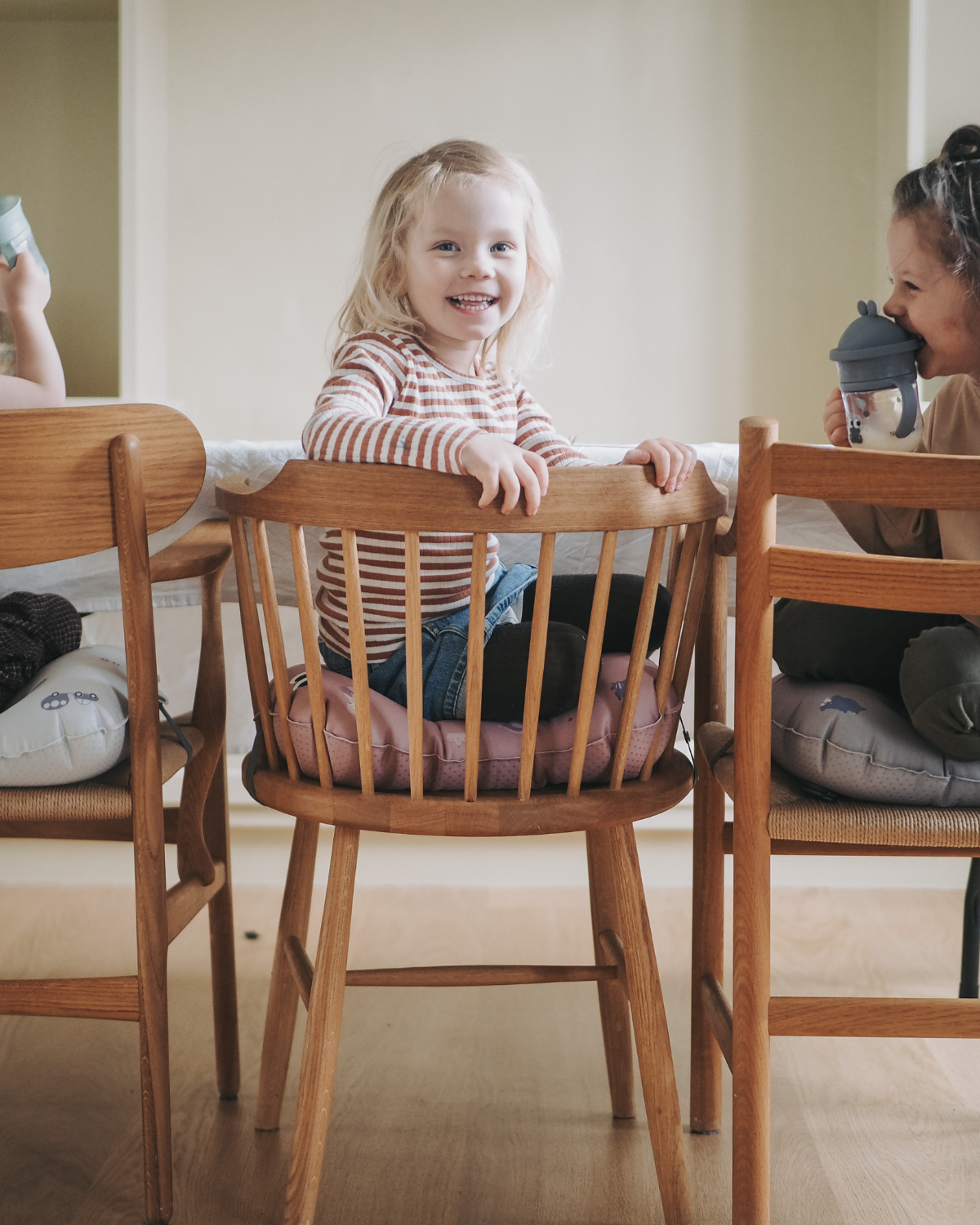 Inflatable child booster seat cushions. Elastic strap to secure the cushion on the chair.