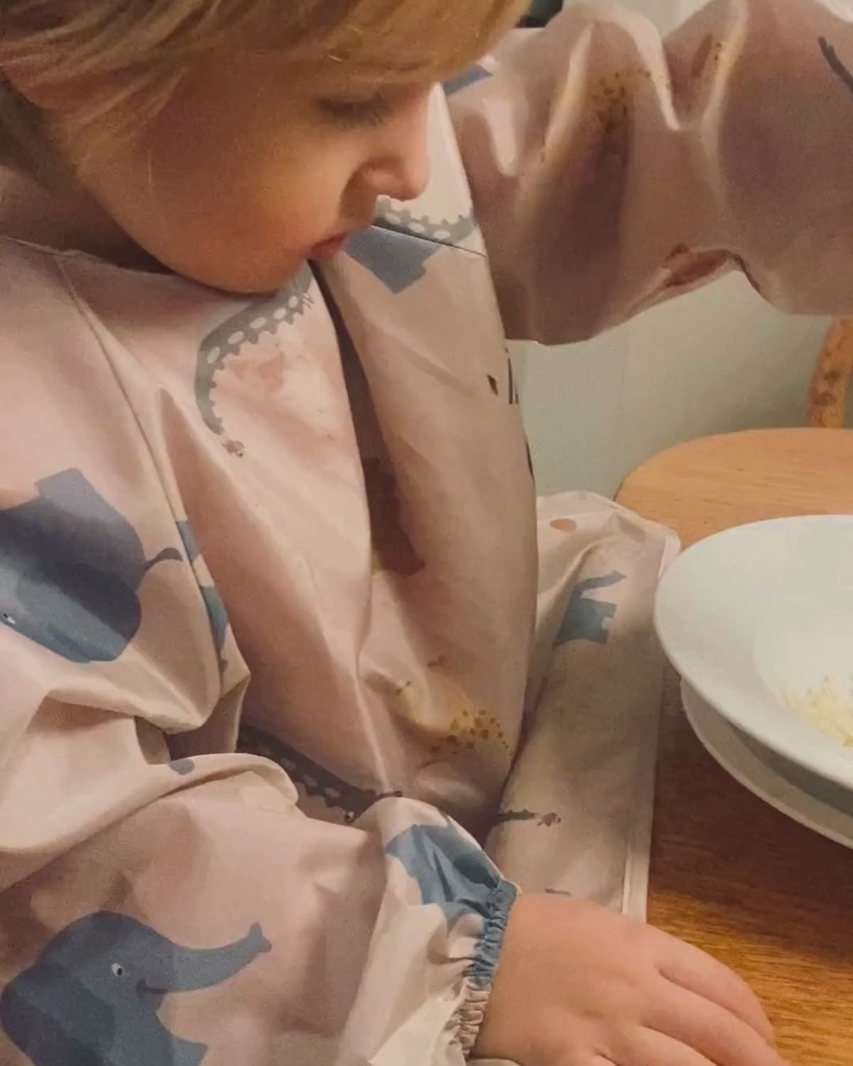 Charger la vidéo : Bavoir type t-shirt à manches longues