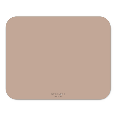 A high chair floor mat made of soft vinyl, in the color old rose. A rectangular mat to protect all kind of floors from spills. Put it under the high chair. Easy to clean.