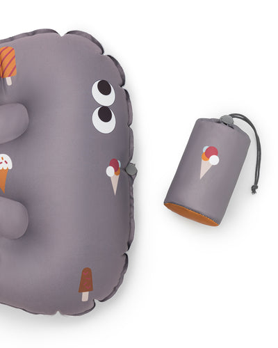 alt="Inflatable child booster seat cushion with carry bag, elastic strap, and anti-slip dots"