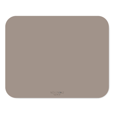 A high chair floor mat made of soft vinyl, in the color cocoa. A rectangular mat to protect all kind of floors from spills. Put it under the high chair. 