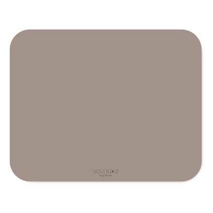 A high chair floor mat made of soft vinyl, in the color cocoa. A rectangular mat to protect all kind of floors from spills. Put it under the high chair. 