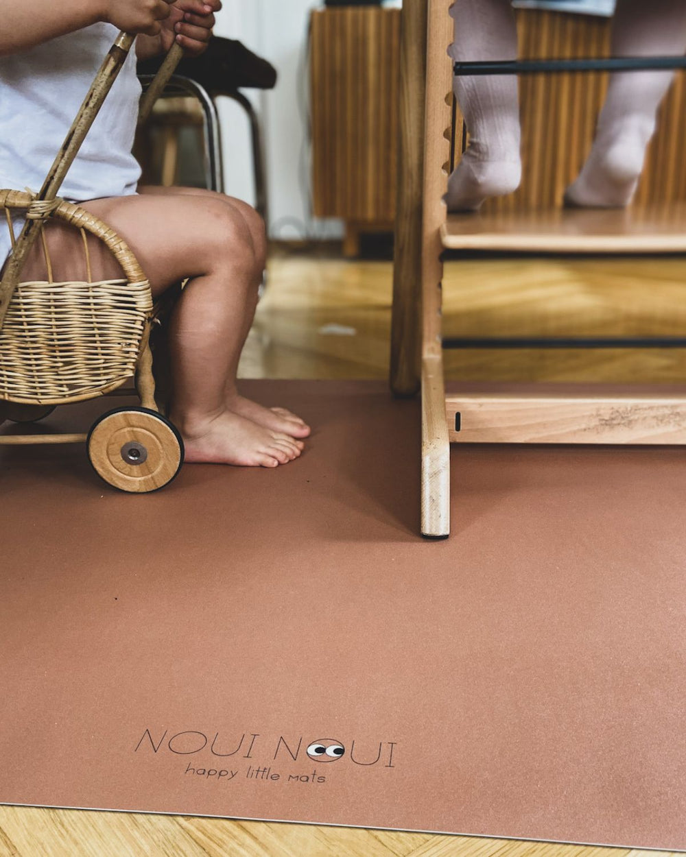https://www.nouinoui.com/cdn/shop/products/nouinoui-Dusty-Rusty-floor-mat-4.jpg?v=1664273553&width=1000