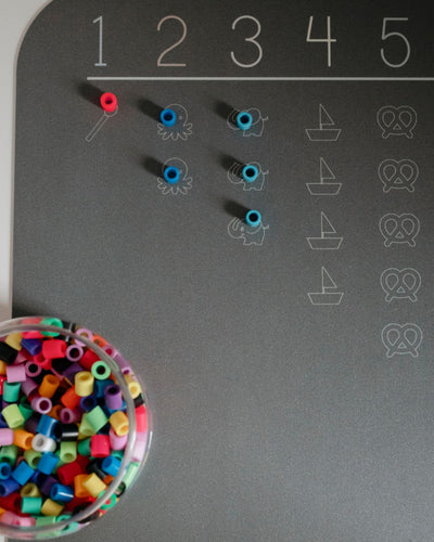 XL placemat with numbers and cute icons for learning to count, size 55 x 45 cm, made of high-quality soft vinyl in gray color.