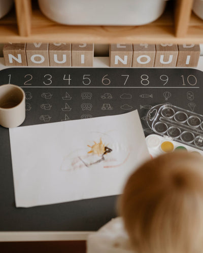XL placemat with numbers and cute icons for learning to count, size 55 x 45 cm, made of high-quality soft vinyl in gray color.
