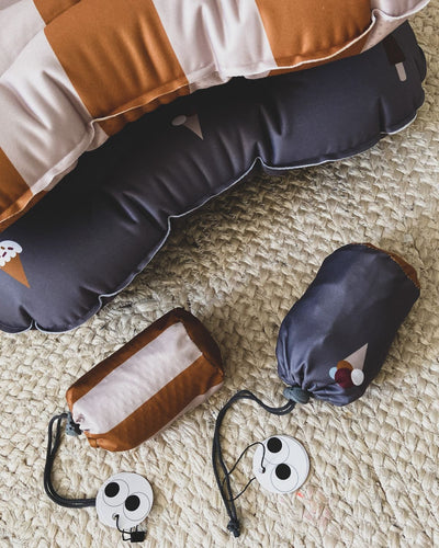 alt="Inflatable child booster seat cushion with carry bag, elastic strap, and anti-slip dots"