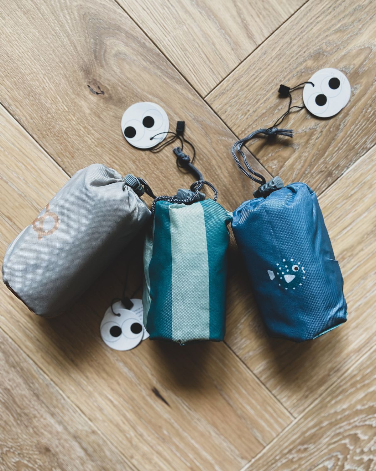 alt="Inflatable child booster seat cushion with carry bag, elastic strap, and anti-slip dots"