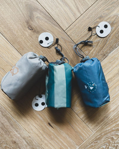 alt="Inflatable child booster seat cushion with carry bag, elastic strap, and anti-slip dots"