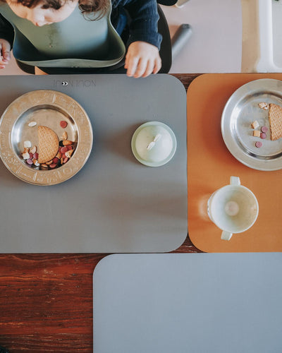 XL Placemat in dusty blue. Perfect to protect the table surface from spills and scratches.