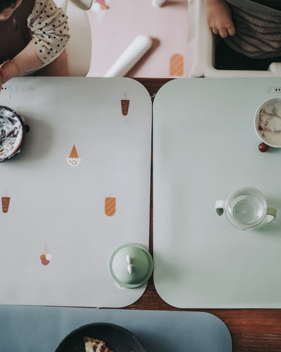 XL Placemat in dusty blue. Perfect to protect the table surface from spills and scratches.