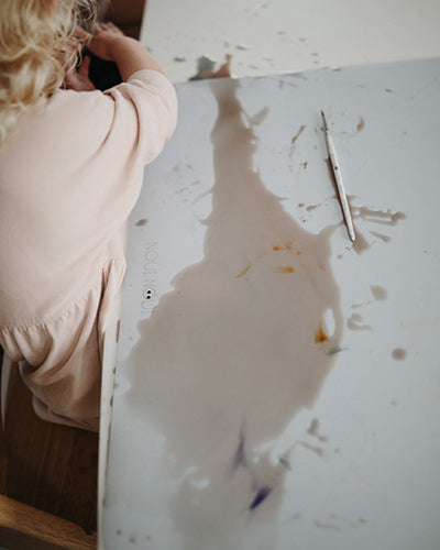 XL Placemat in grey powder color. Perfect to protect the table surface from spills and scratches.
