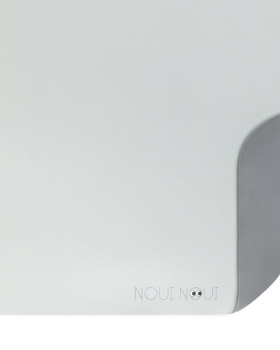 XL Placemat in grey powder color. Perfect to protect the table surface from spills and scratches.