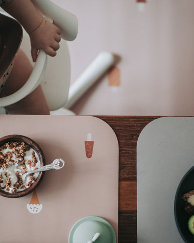 A rectangular floor mat with a ice cream cone pattern in stylish rose colors. A floor mat to protect all kind of floors from spills. Put it under the high chair. 