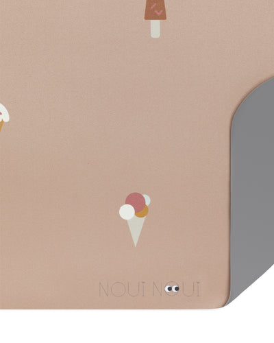 A rectangular floor mat with a ice cream cone pattern in stylish rose colors. A floor mat to protect all kind of floors from spills. Put it under the high chair. 