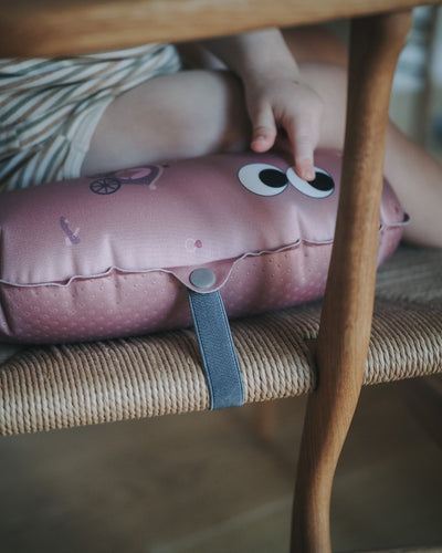 Inflatable child booster seat cushion with a pattern of princess and carriage. Held in rose tone in tone colors. Elastic strap to secure the cushion on the chair.