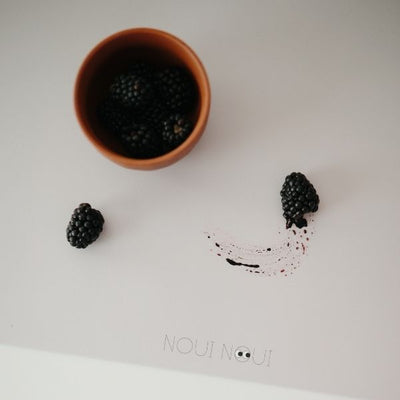 Black berries on our grey powder colored placemat. Perfect to protect the table surface from spills and scratches.